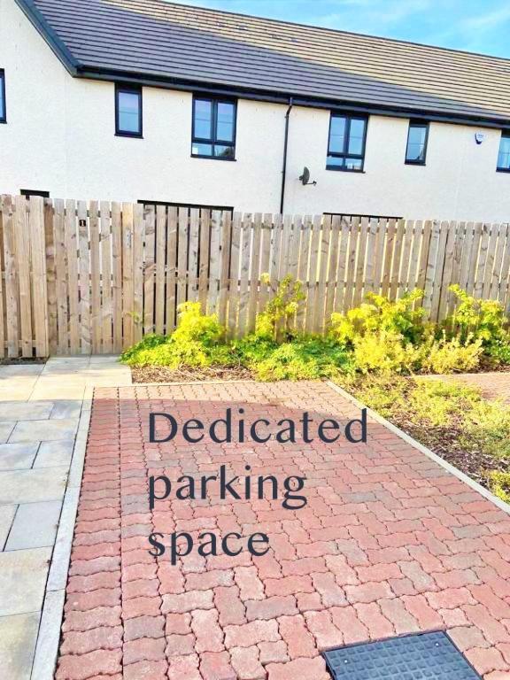 3 Bed House With Parking Near Airport Villa Edinburgh Exterior photo